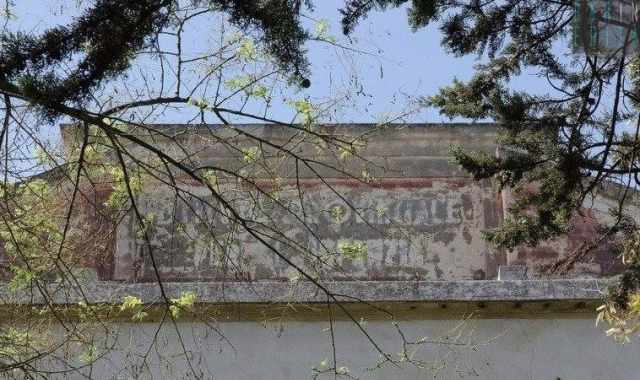 Viaggio nell'ex brefotrofio di Bari, l dove sopravvivono i ricordi dei bimbi abbandonati